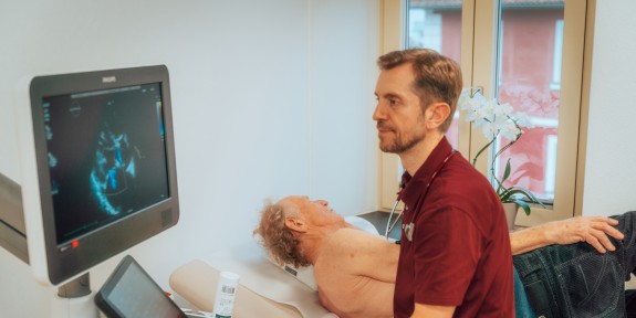 Hr. Bice während einer Ultraschalluntersuchung