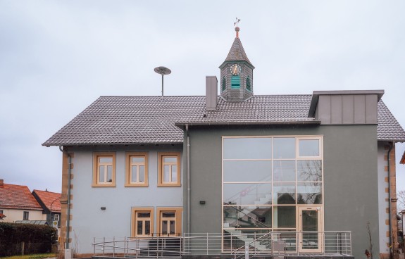 Ansicht der Praxis vom Parkplatz aus