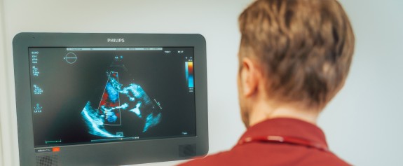 Hr. Bice Blickt auf den Monitor während einer Ultraschalluntersuchung