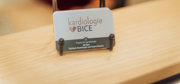 Nahansicht der Visitenkarten auf der Anmeldung