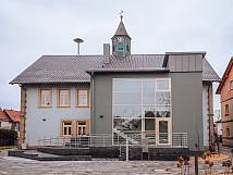 Ansicht der Praxis vom Parkplatz aus