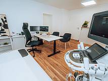 Ansicht eines der Behandlungszimmer mit Ultraschallgerät