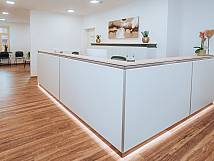 Ansicht des Empfangs mit weißer Theke