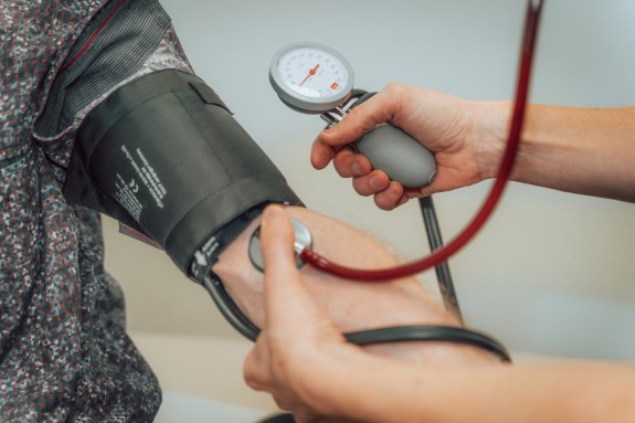 Nahansicht des Arms eines Patienten beim Blutdruckmessen