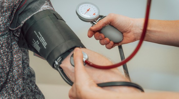 Nahansicht des Arms eines Patienten beim Blutdruckmessen