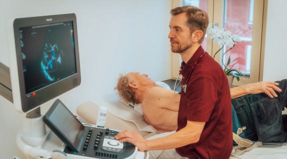 Hr. Bice während einer Ultraschalluntersuchung