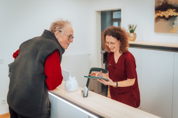 Fr. Bice schaut etwas am Tablet nach, um Patient zu helfen